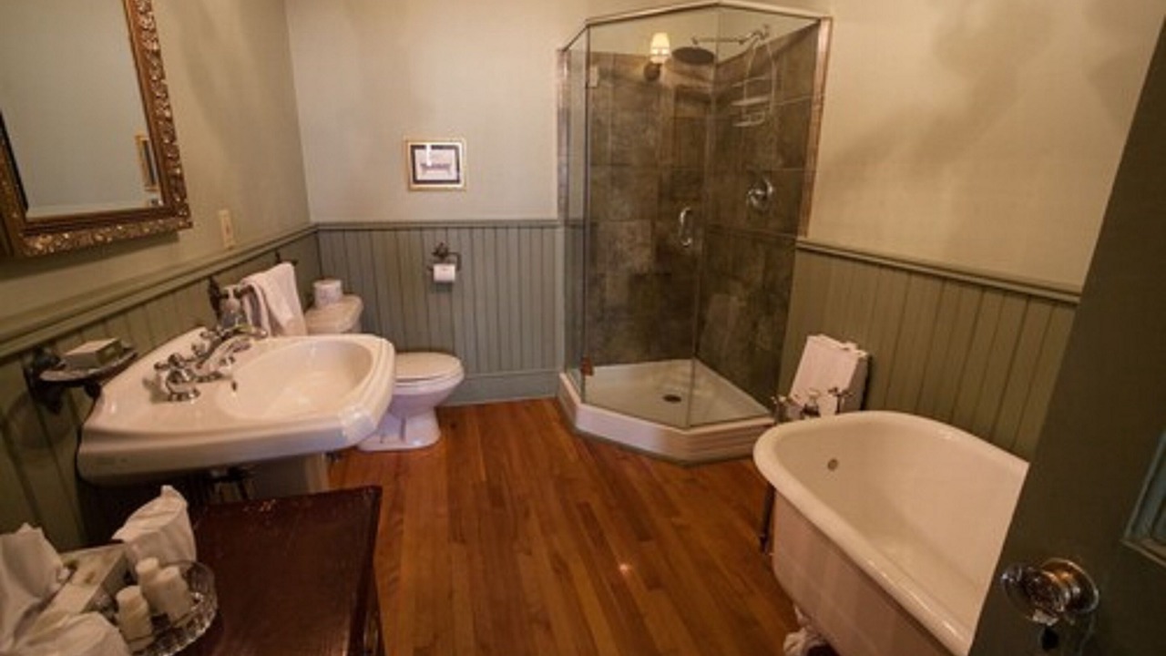 Photo of Bathroom in Queens Square