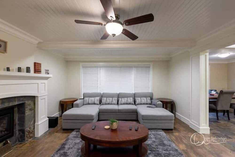 Photo of Livingroom in Newton