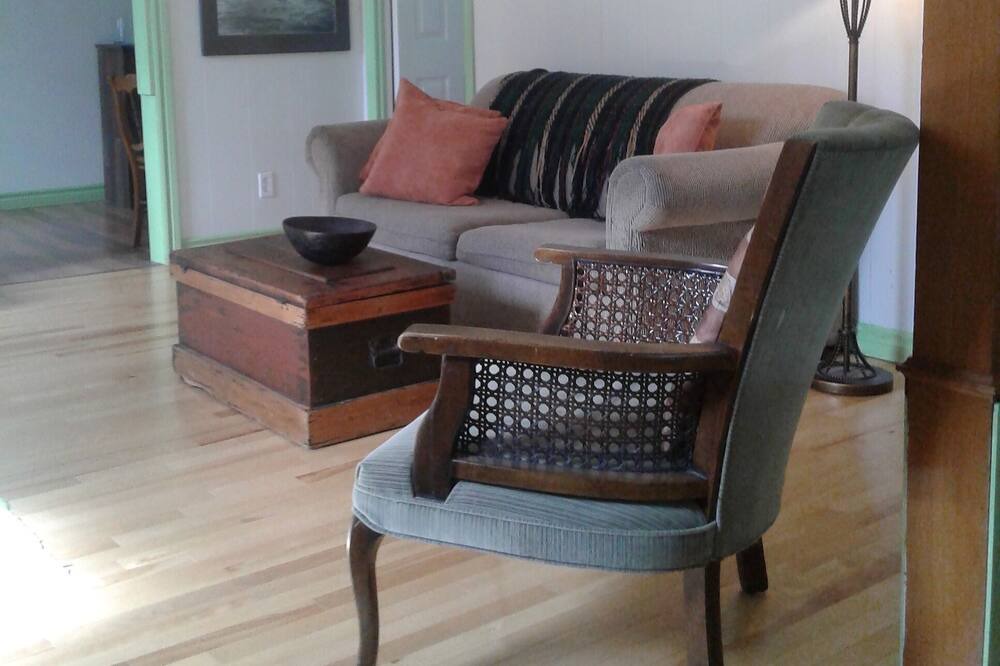Photo of Livingroom in Boutiliers Point
