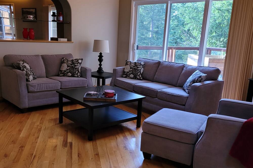 Photo of Livingroom in North Cowichan
