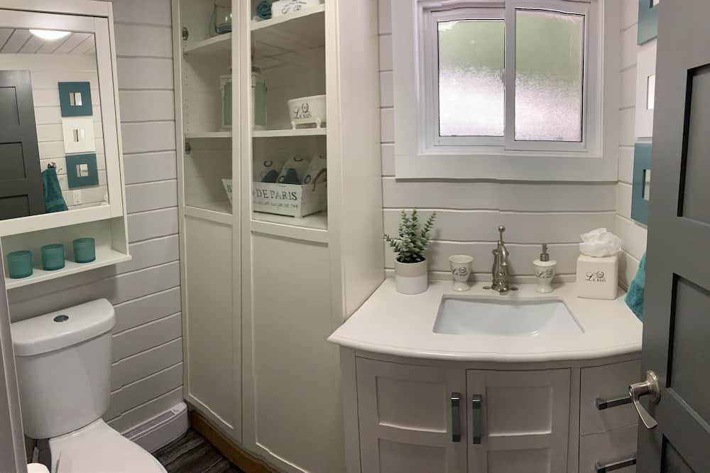 Photo of Bathroom in Grenville-sur-la-Rouge