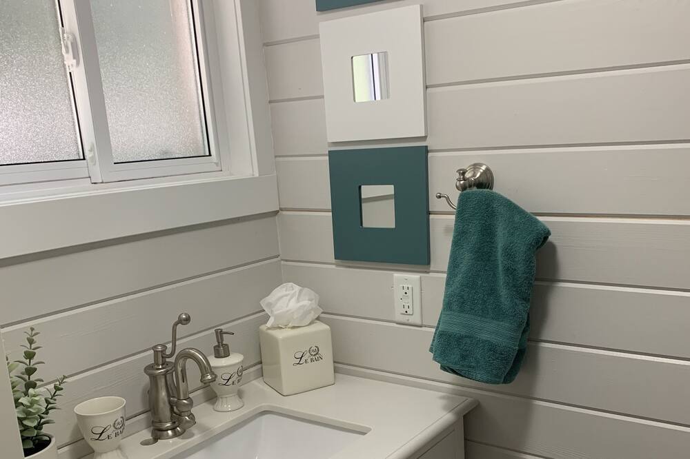 Photo of Bathroom in Grenville-sur-la-Rouge