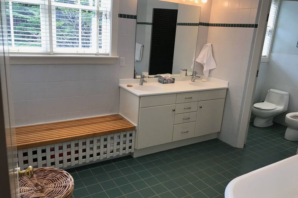 Photo of Bathroom in Terra Nova