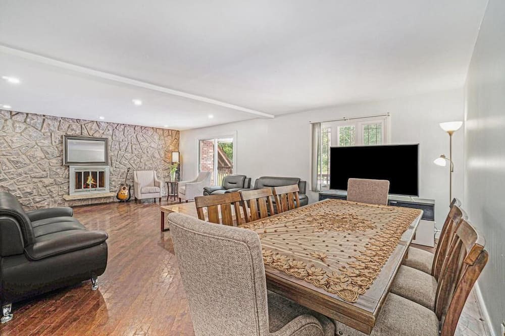 Photo of Livingroom in Aylmer