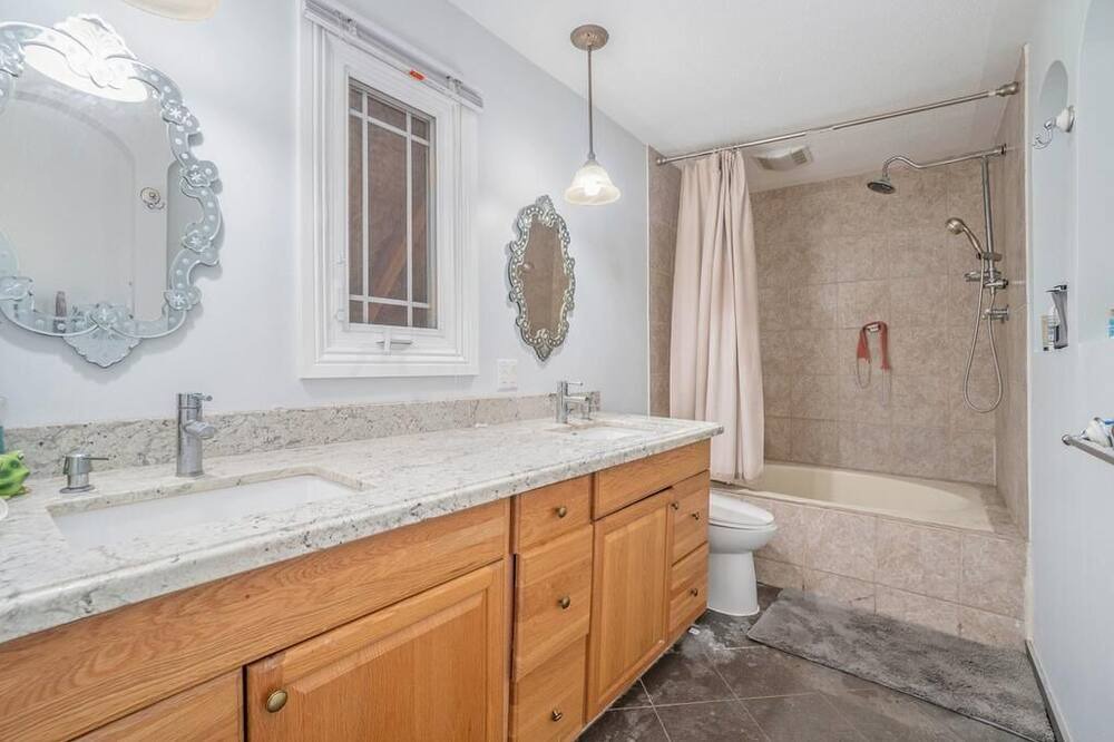 Photo of Bathroom in Aylmer