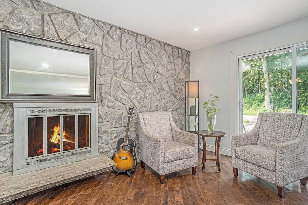 Photo of Livingroom in Aylmer