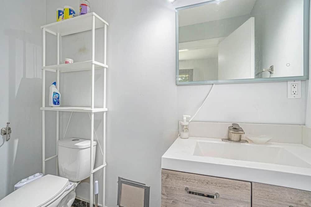 Photo of Bathroom in Aylmer