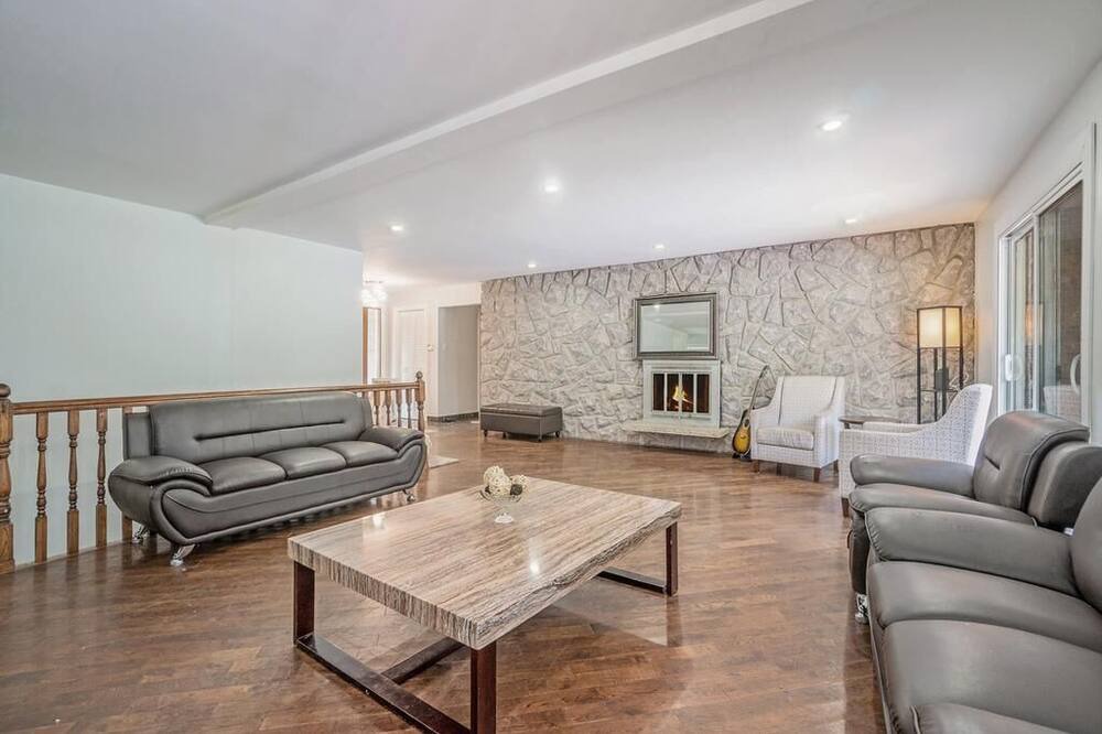 Photo of Livingroom in Aylmer