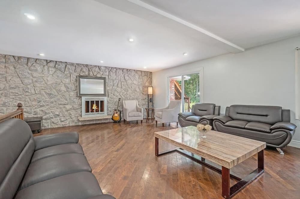 Photo of Livingroom in Aylmer
