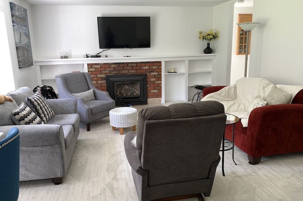 Photo of Livingroom in Canoe