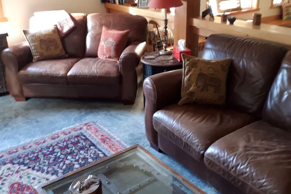 Photo of Livingroom in Youbou