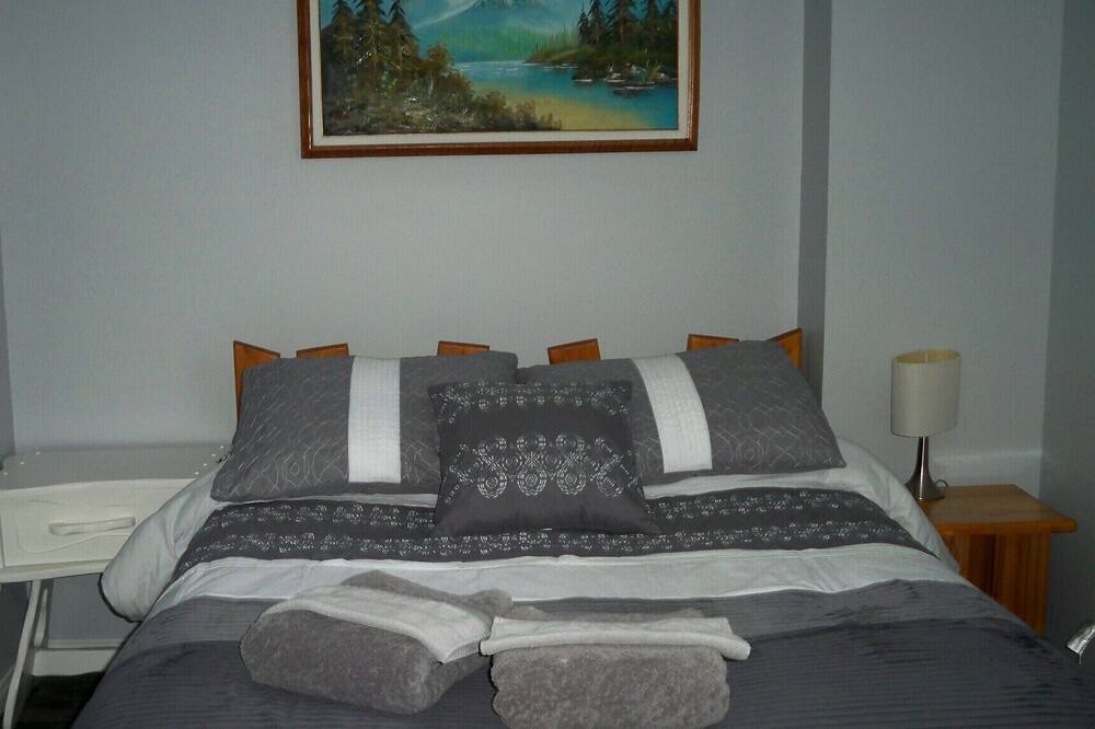 Photo of Bedroom in Saint-Hermenegilde