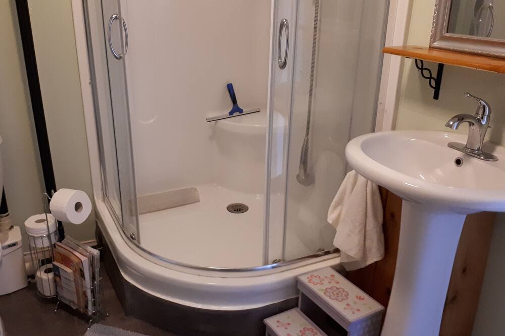 Photo of Bathroom in Saint-Hermenegilde