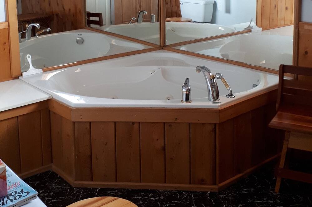 Photo of Bathroom in Saint-Hermenegilde