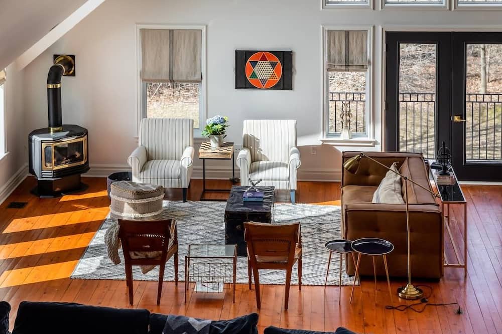 Photo of Livingroom in Waupoos
