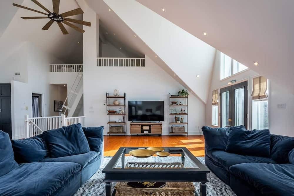 Photo of Livingroom in Waupoos