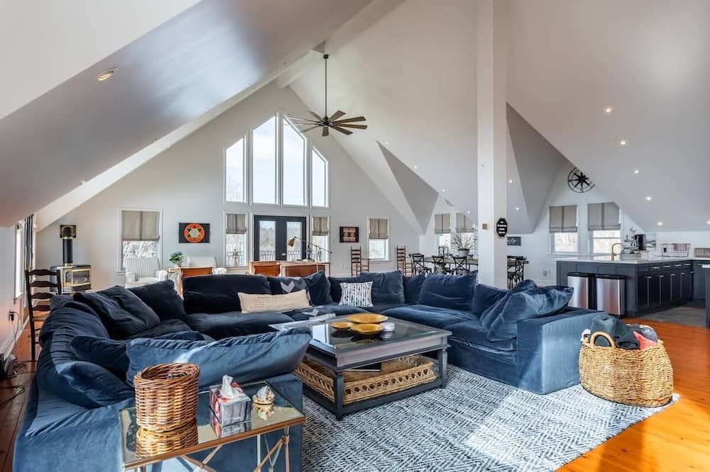 Photo of Livingroom in Waupoos