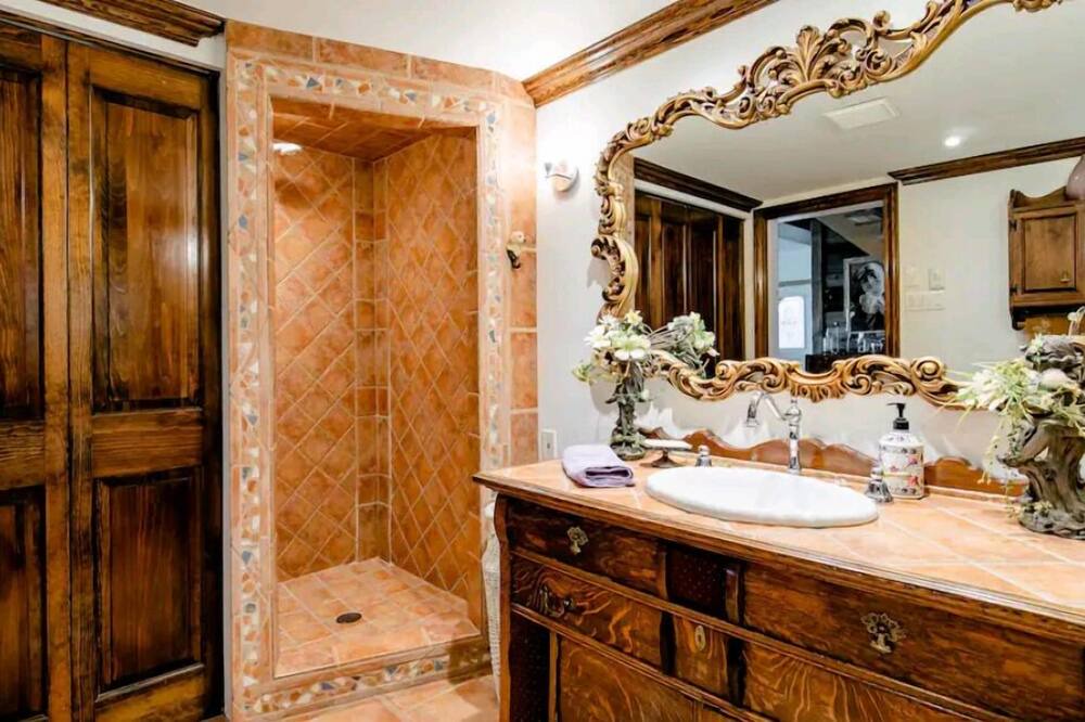 Photo of Bathroom in Pincourt