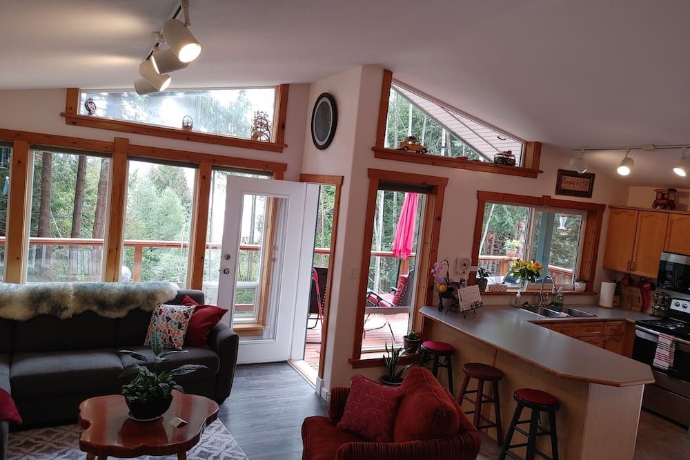Photo of Livingroom in West Sechelt