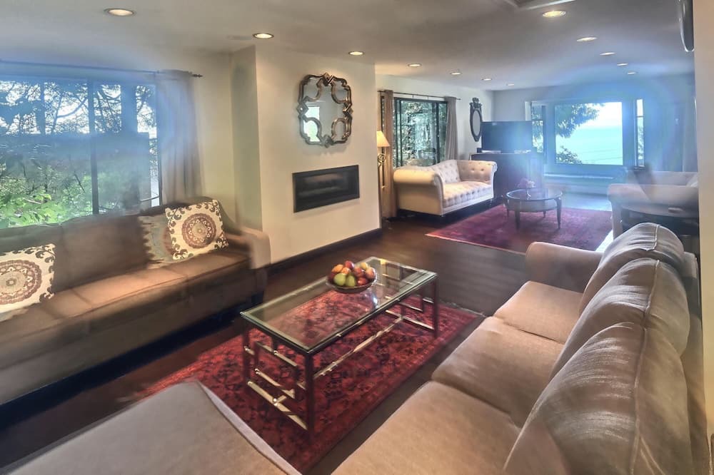 Photo of Livingroom in West Vancouver