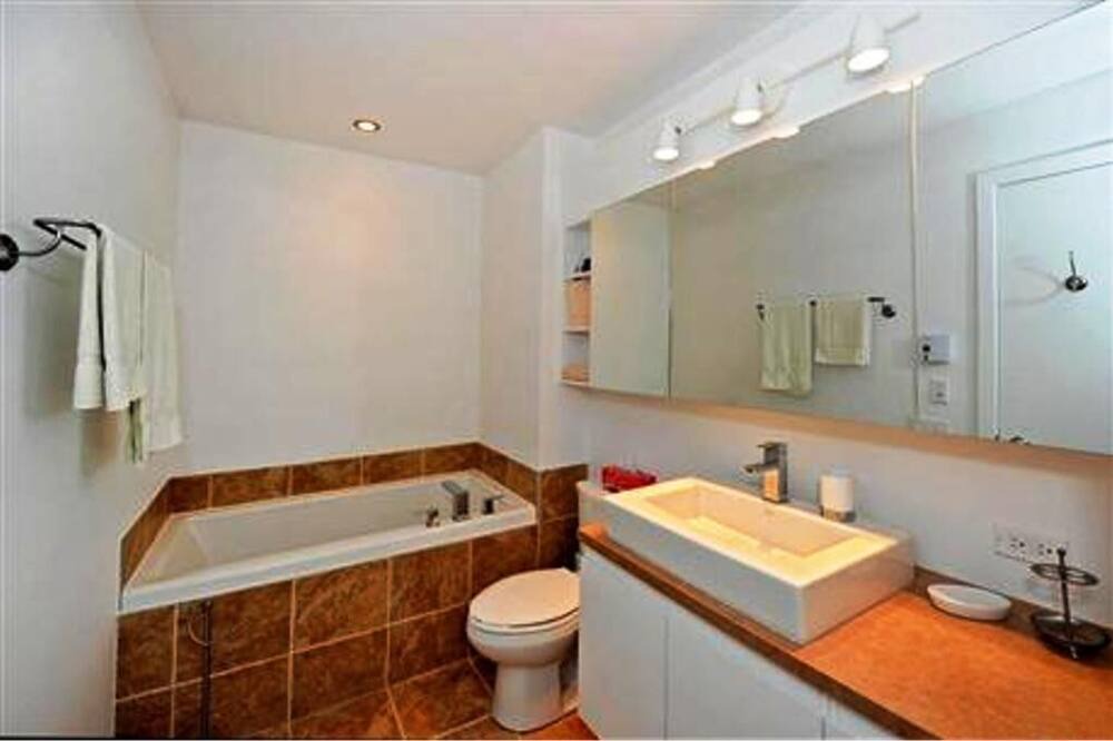 Photo of Bathroom in La Petite-Patrie