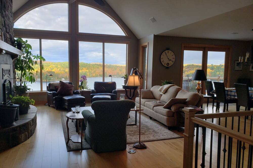 Photo of Livingroom in Val-des-Monts