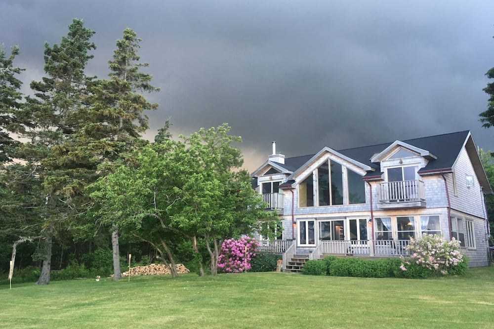 Photo of Outdoor in Red House