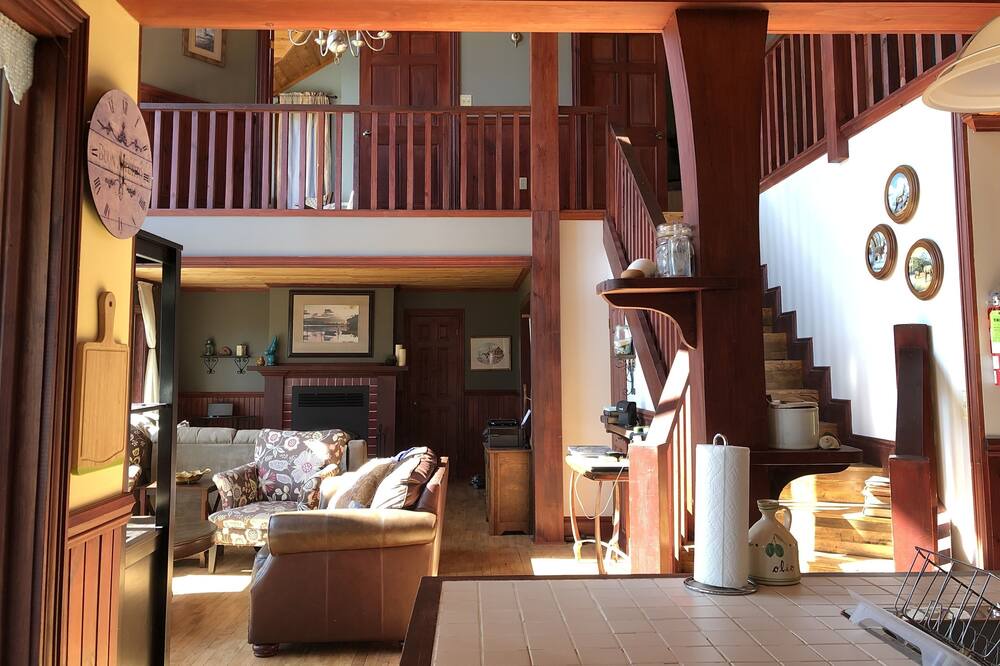 Photo of Livingroom in Red House