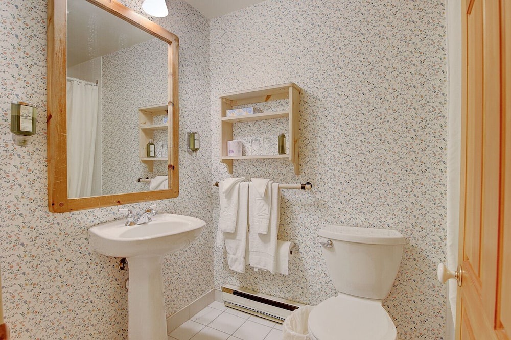 Photo of Bathroom in Georgina