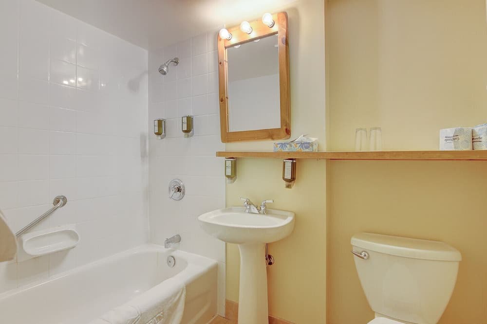 Photo of Bathroom in Georgina