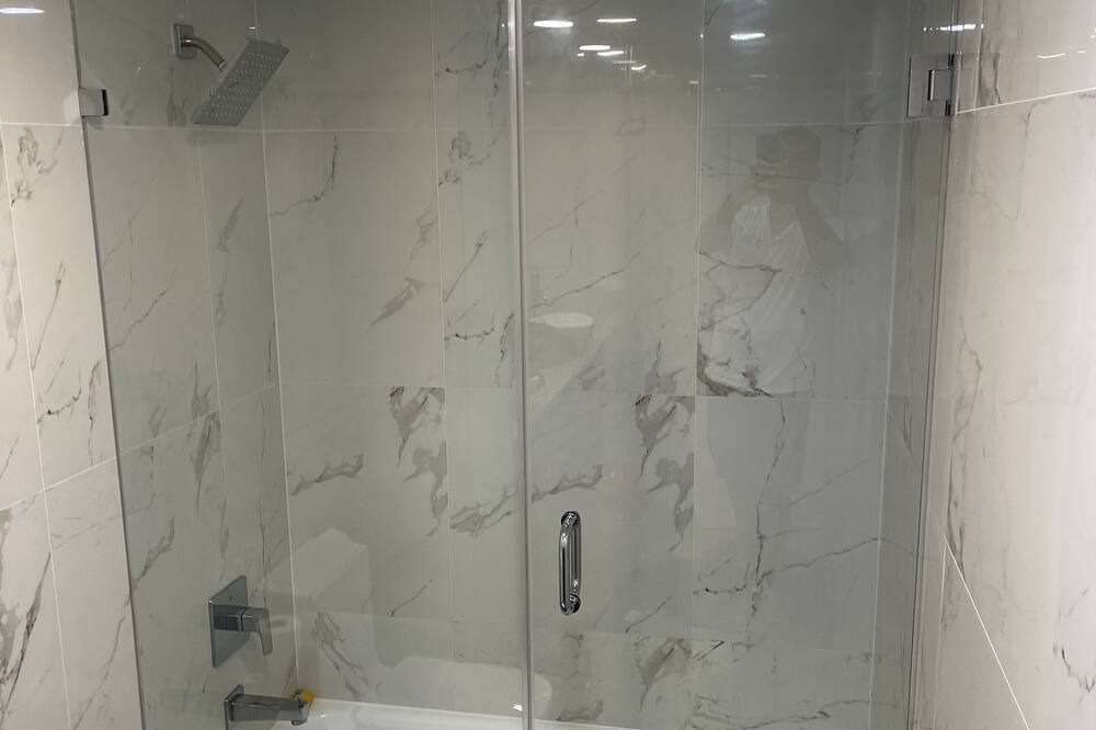 Photo of Bathroom in Dollard-des-Ormeaux