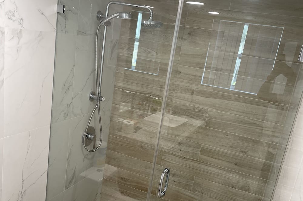Photo of Bathroom in Dollard-des-Ormeaux