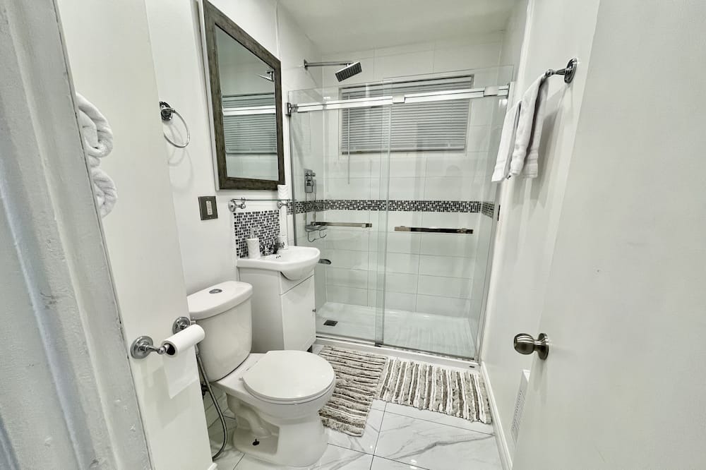 Photo of Bathroom in Saint-Leonard