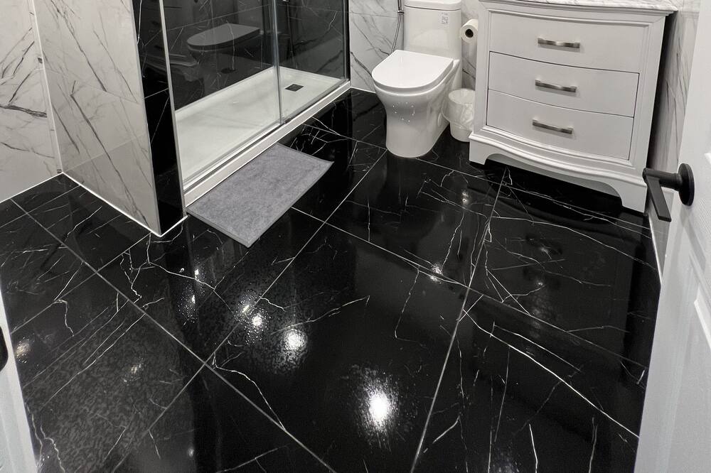 Photo of Bathroom in Saint-Leonard