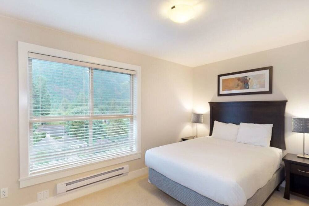Photo of Bedroom in Harrison Hot Springs