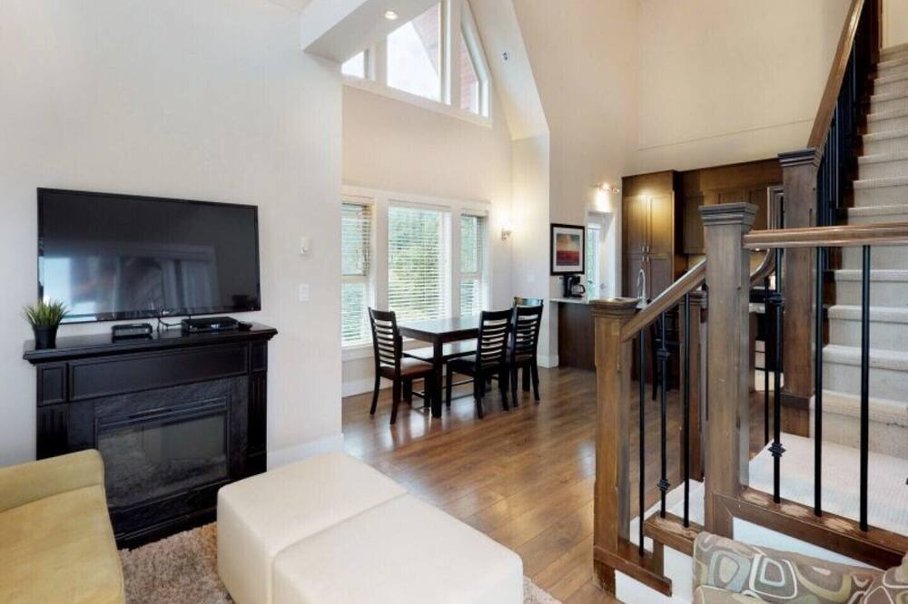 Photo of Livingroom in Harrison Hot Springs