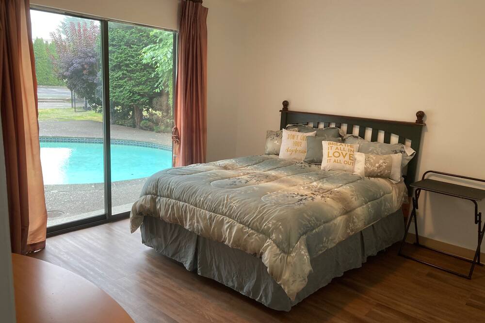 Photo of Bedroom in Oakridge