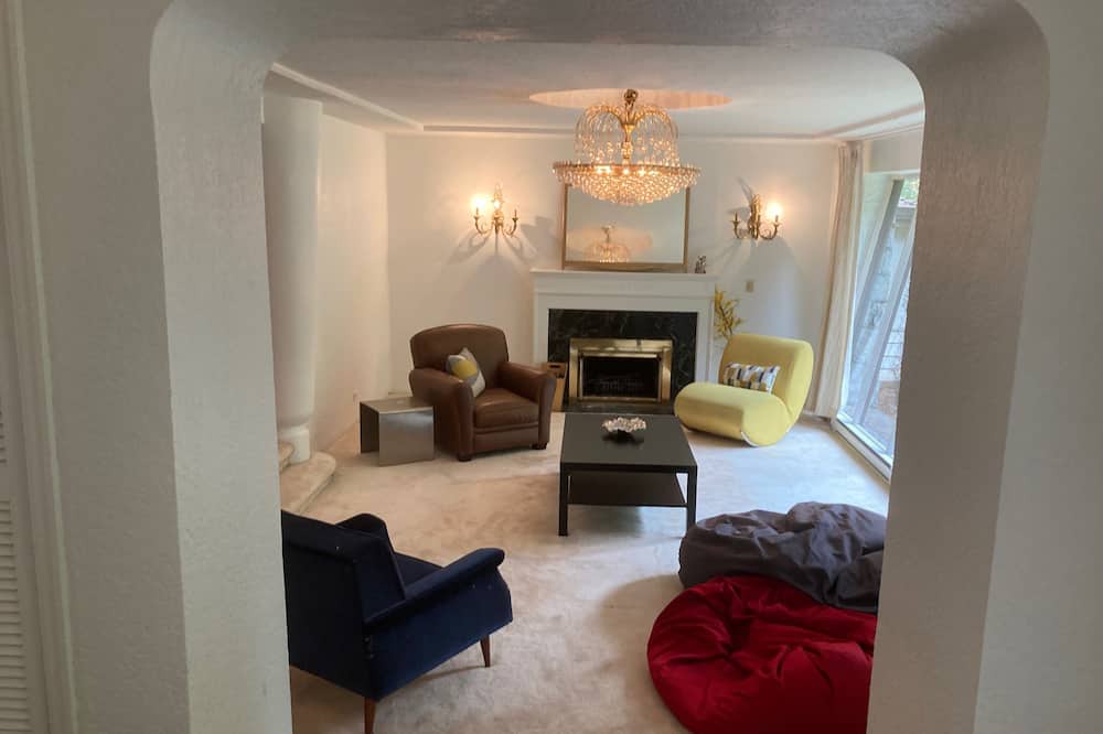 Photo of Livingroom in Oakridge