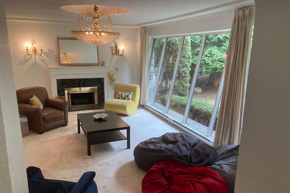 Photo of Livingroom in Oakridge