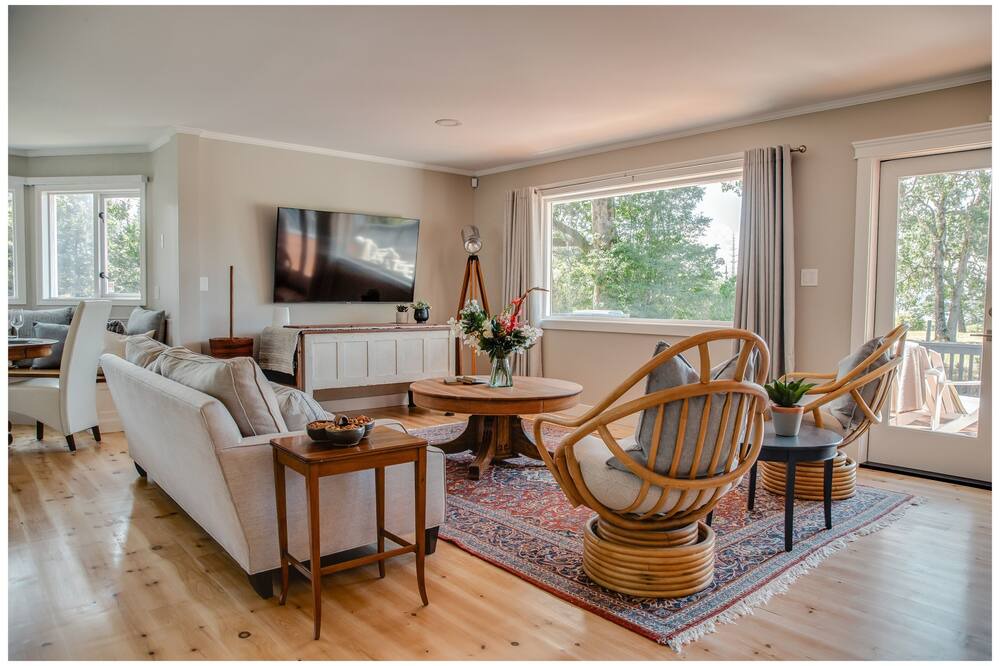 Photo of Livingroom in North Cowichan