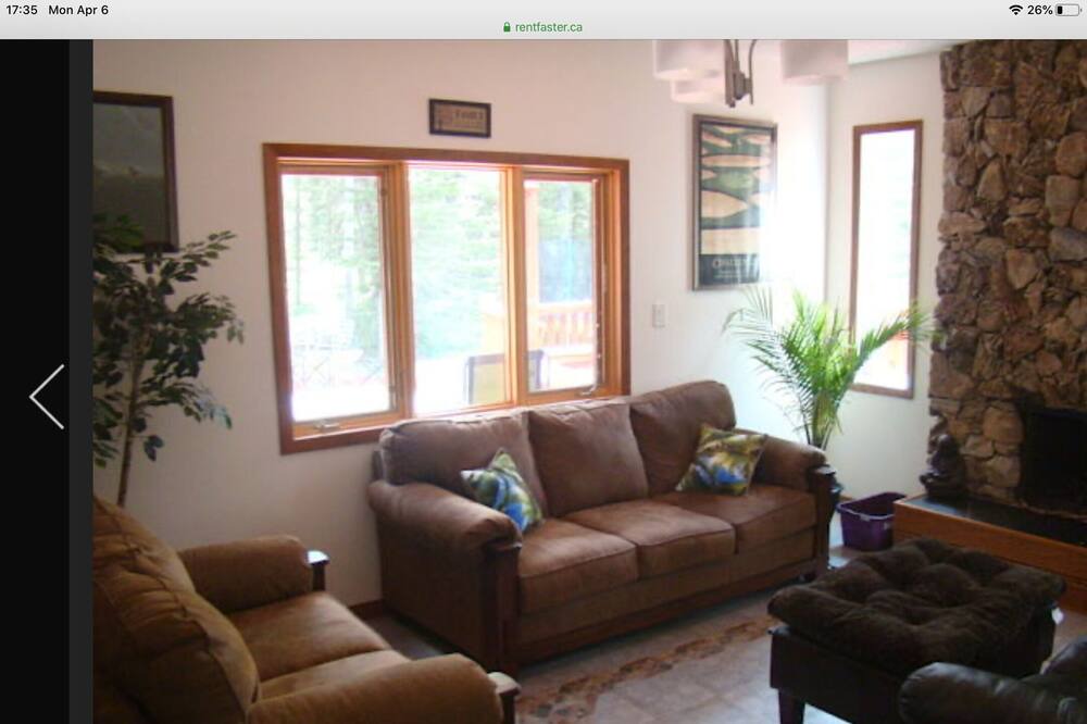 Photo of Livingroom in Redwood Meadows