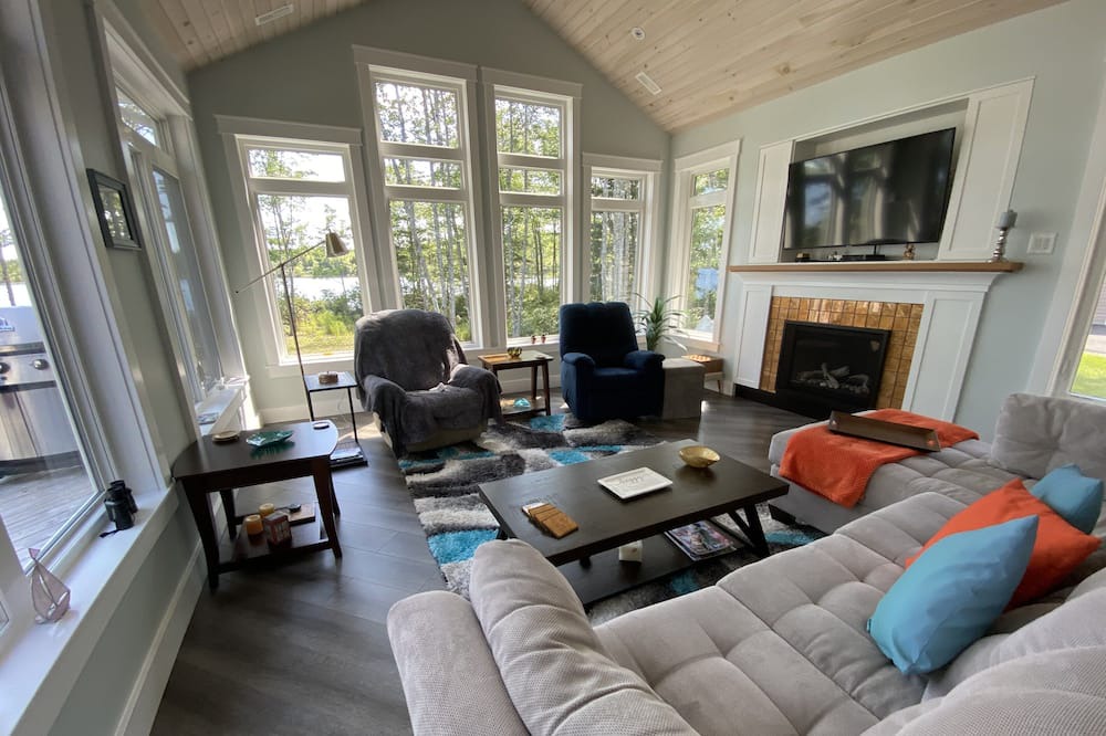 Photo of Livingroom in Lunenburg County