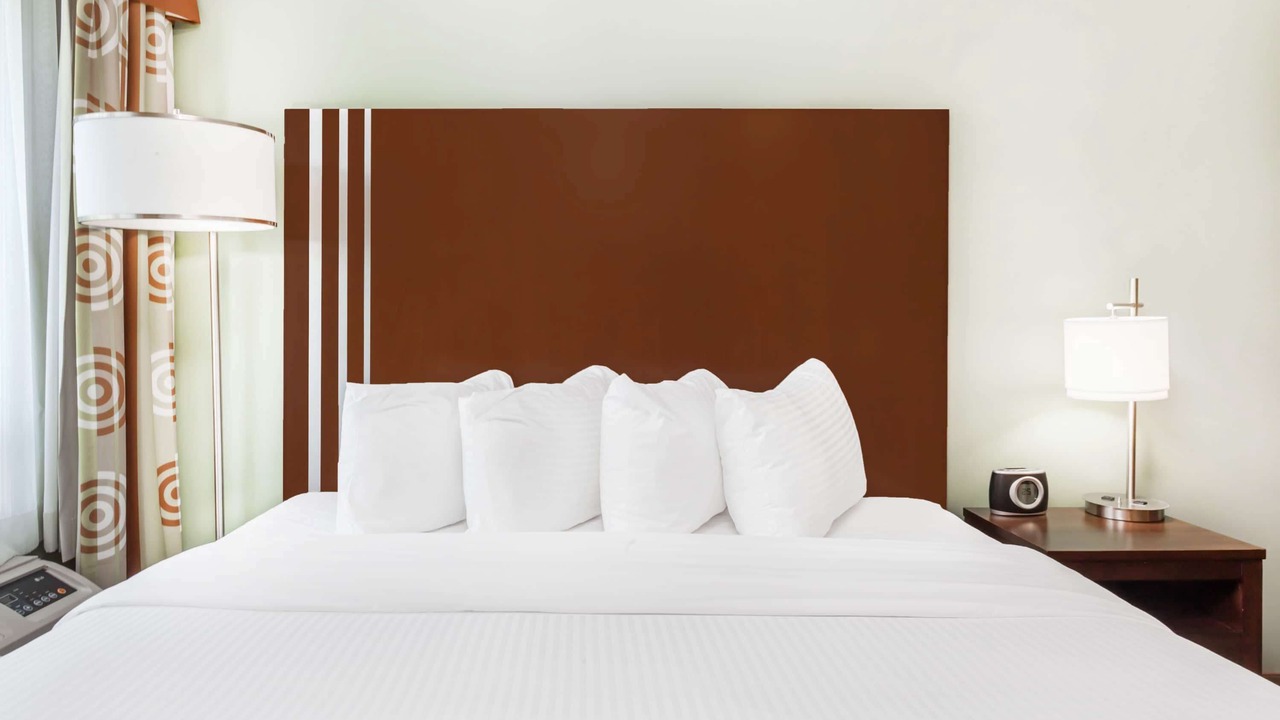 Photo of Bedroom in Carlyle