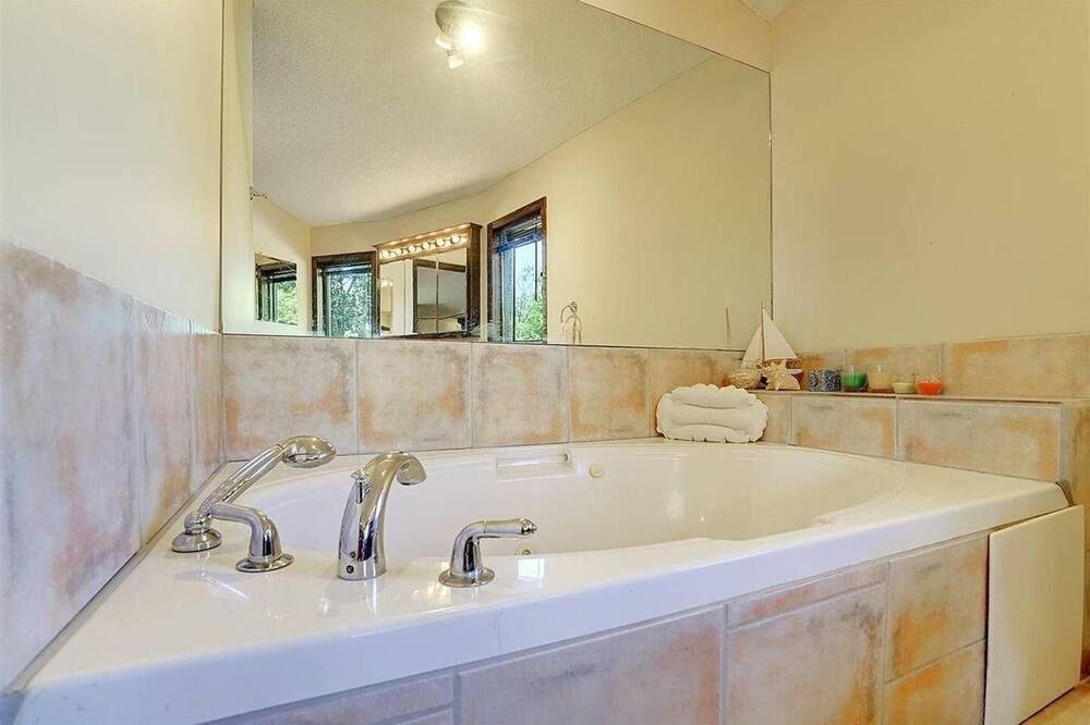 Photo of Bathroom in Division No. 11