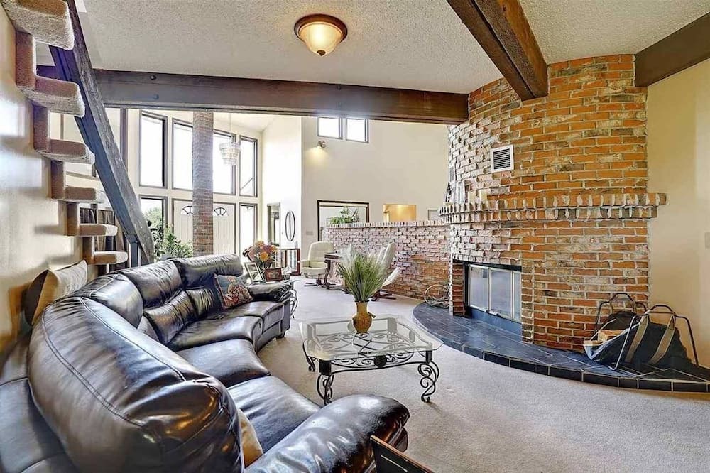 Photo of Livingroom in Division No. 11