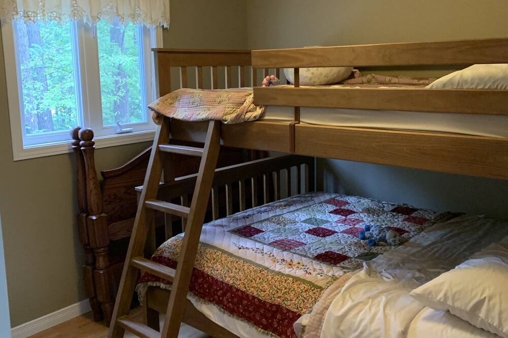 Photo of Bedroom in L'Isle-aux-Allumettes
