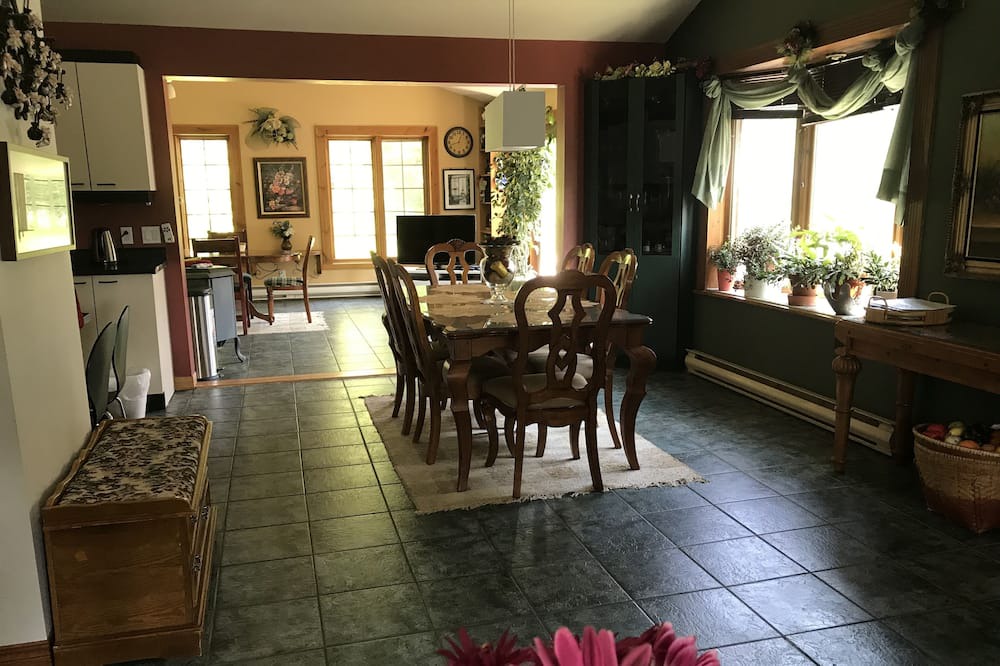 Photo of Livingroom in Sainte-Marguerite-du-Lac-Masson