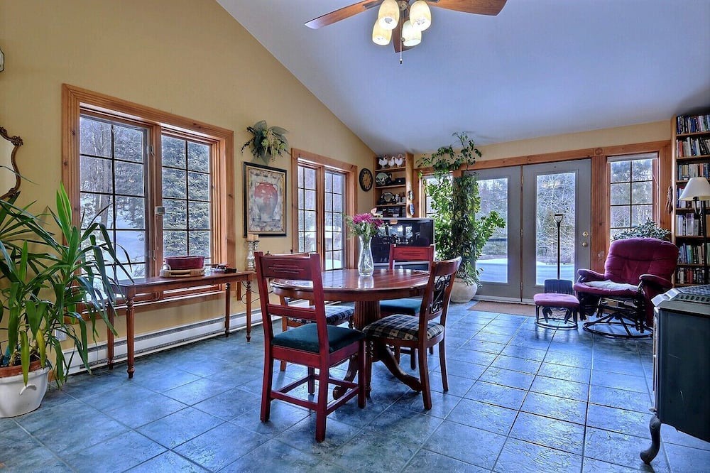 Photo of Livingroom in Sainte-Marguerite-du-Lac-Masson