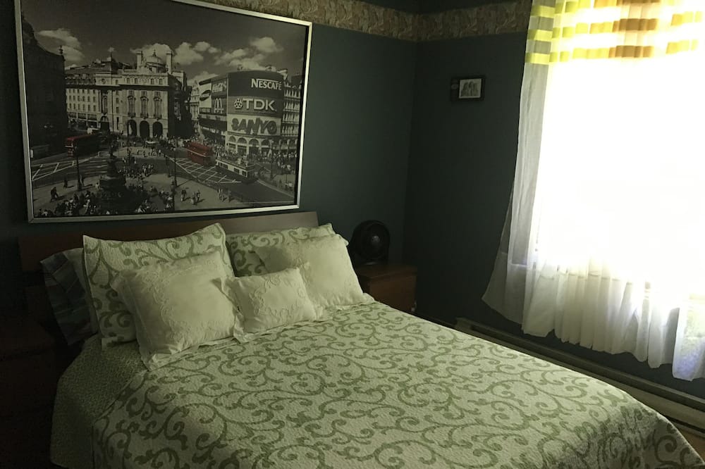 Photo of Bedroom in Sainte-Marguerite-du-Lac-Masson