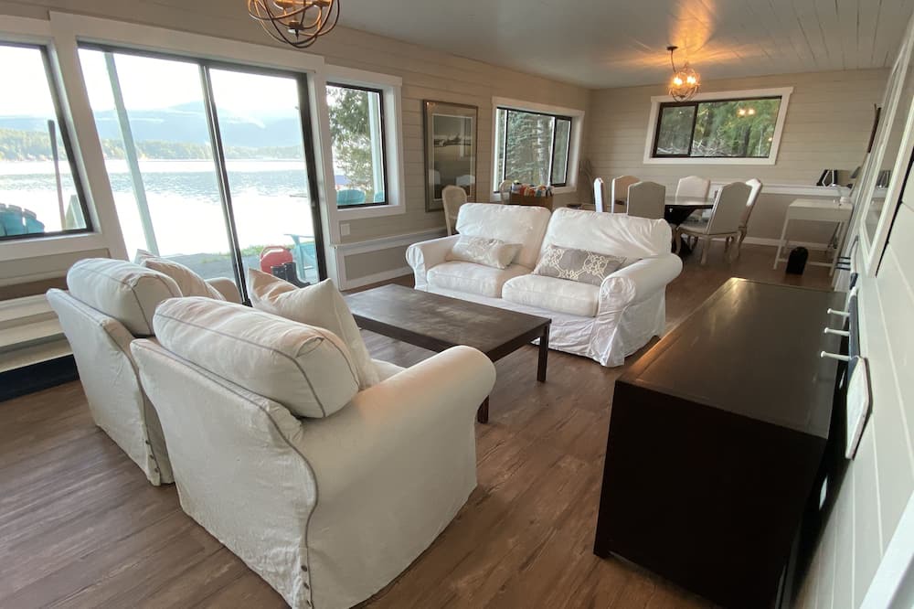 Photo of Livingroom in Sproat Lake